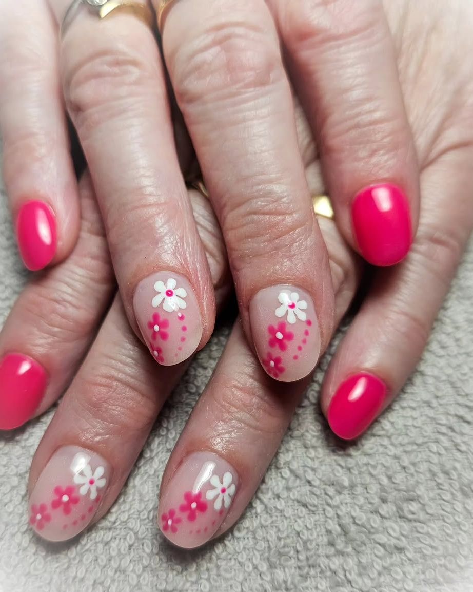 Felroze nagels met witte bloemetjes