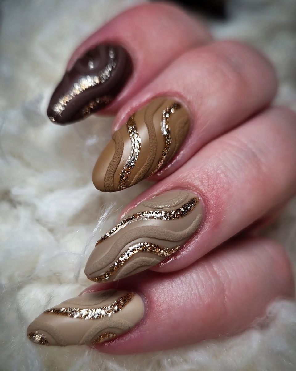 Bruine en nude nagels met gouden golflijnen