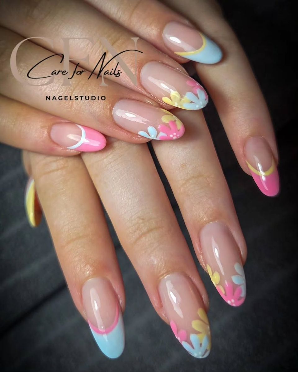 Pastel French met gekleurde bloemetjes