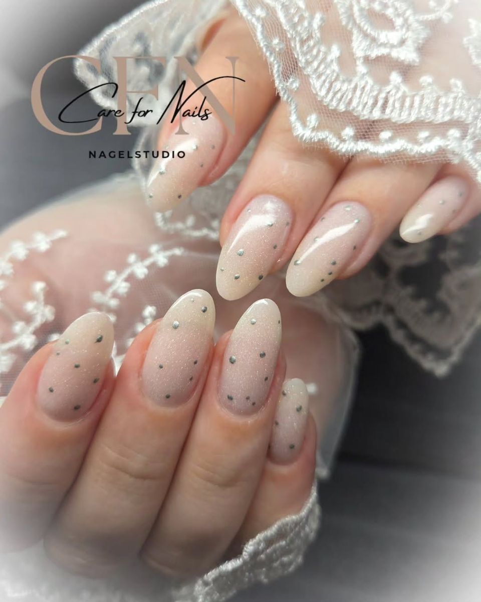 Nude amandelnagels met kleine zilveren stipjes